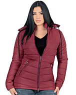 Mujer Latina Luciendo Chamarra Color Vino Con Cremallera Y Capucha Removible