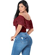 Modelo luciendo jeans de mezclilla stretch con rasgadura de moda en bolsa trasera