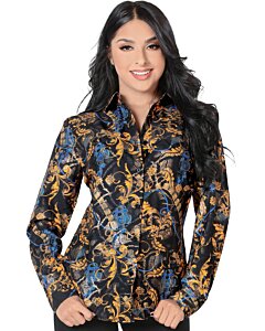 Mujer Latina de frente luciendo blus vaquera estampada color negro.