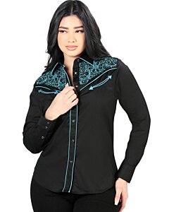Mujer de pelo negro luciendo blusa vaquera color negro con bordado teal en el frente, botonadura de broche.