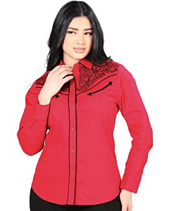 Mujer de pelo negro luciendo blusa vaquera color rojo con bordado negro en el frente, botonadura de broche.