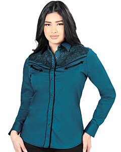 Mujer de pelo negro luciendo blusa vaquera color teal con bordado negro en el frente, botonadura de broche.