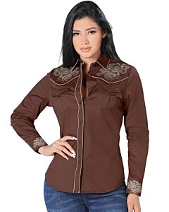 Mujer de pelo negro luciendo blusa vaquera color Café con bordado y vivos beige, botonadura de broche.