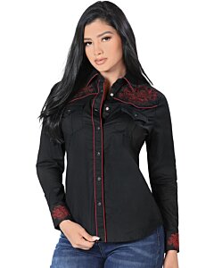 Mujer de pelo negro luciendo blusa vaquera color Negro con bordado y vivos rojos, botonadura de broche.