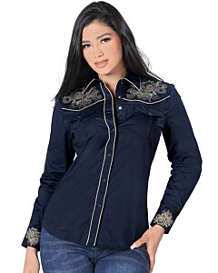 Mujer de pelo negro luciendo blusa vaquera color Navy con bordado y vivos dorados, botonadura de broche.