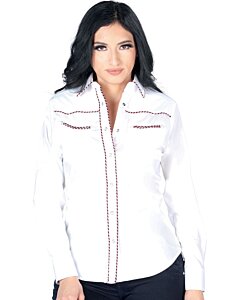 Mujer de pelo negro luciendo blusa vaquera color blanco con vivos soga multicolor y botonadura de broche.