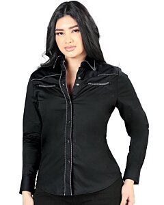 Mujer de pelo negro luciendo blusa vaquera color negro con vivos soga multicolor y botonadura de broche.
