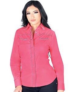 Mujer de pelo negro luciendo blusa vaquera color rosa con vivos soga multicolor.