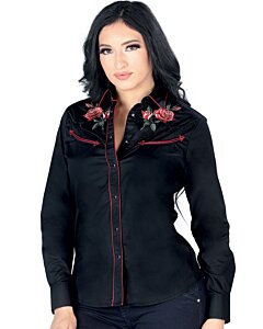 Mujer de pelo negro luciendo blusa vaquera color negro con vivos rojos y bordado de rosas rojas cerca de los hombros.