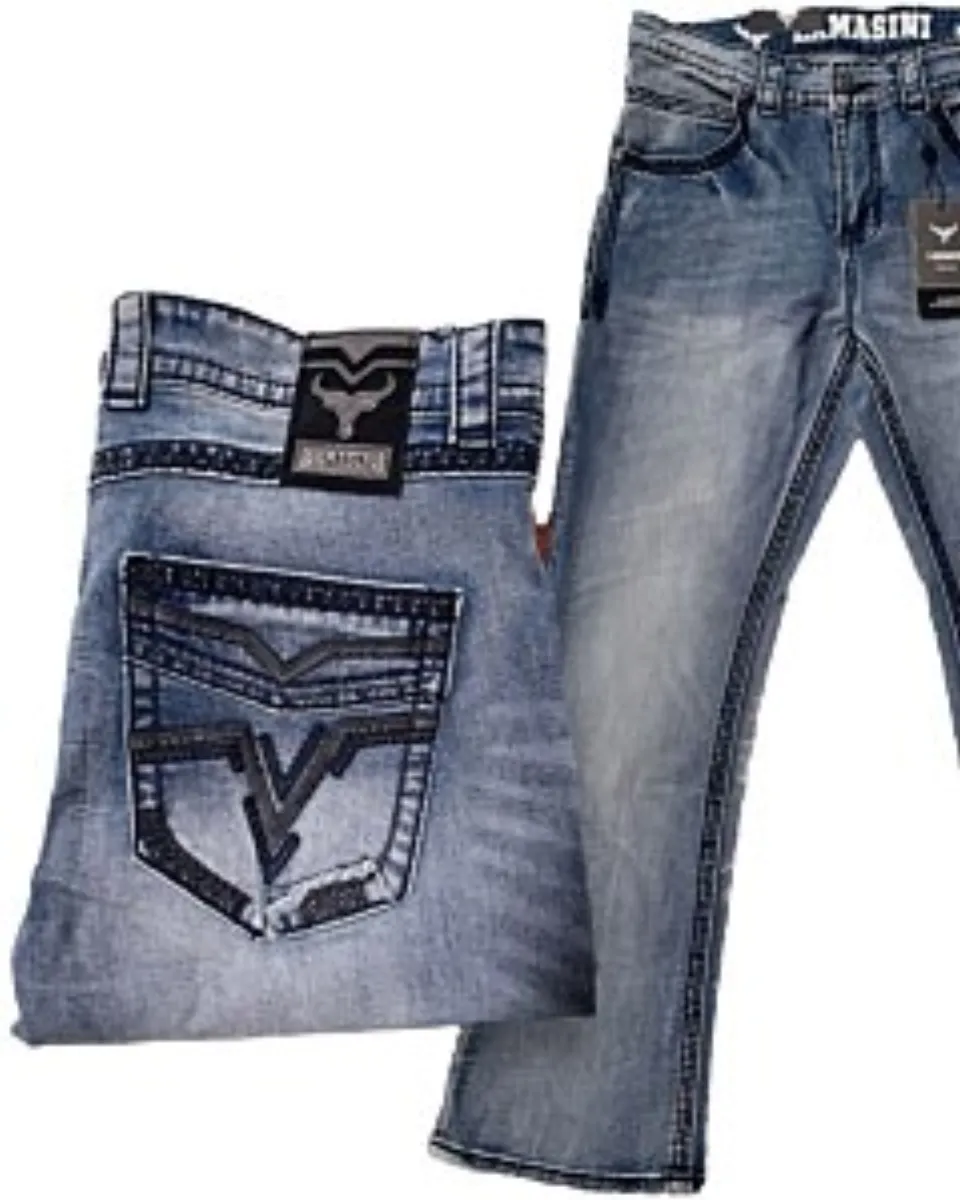 Jeans azul claro modern boot cut para caballero con bolsillos bordados y costuras elegantes, diseñados por Lamasini.