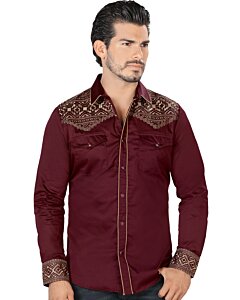 Hombre joven luciendo camisa color vino con mordados en hombros y puños.