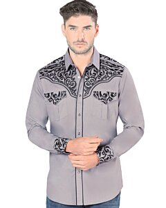 Hombre joven luciendo camisa manga larga color gris con bordado negro.