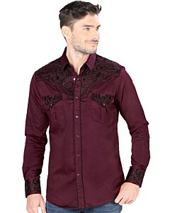 Hombre joven luciendo camisa manga larga color Vino con bordado negro.