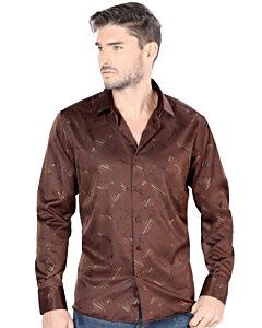 Hombre joven luciendo camisa de moda manga larga café.