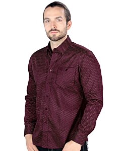 Hombre joven luciendo camisa manga larga color Vino.
