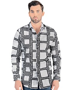 Modelo usando la Camisa de Manga Larga con Estampado Geométrico para Hombre - Lamasini 0110, con un ajuste moderno y audaz patrón geométrico en blanco y negro.