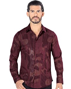 Hombre luciendo camisa de moda en color vino