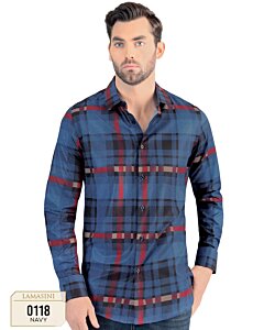Modelo usando la Camisa de Hombre a Cuadros Azul Marino - Lamasini 0118, versión de manga larga.