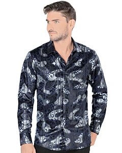 Modelo usando la Camisa con Estampado de Remolinos Florales Azul Marino para Hombre - Lamasini 4451, mostrando un ajuste moderno con un intrincado estampado de remolinos florales en azul marino y plateado.