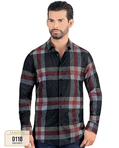 Modelo usando la Camisa de Hombre a Cuadros Negra con detalles sutiles de paisley - Lamasini 0118.