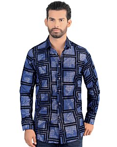Modelo usando la Camisa con Estampado Geométrico para Hombre - Lamasini 0110, con un ajuste moderno y audaz patrón geométrico azul.