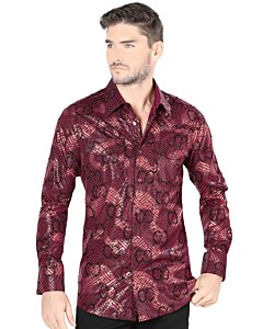 Modelo usando la Camisa con Estampado de Cadenas Color Vino para Hombre - Lamasini 0102, mostrando un ajuste moderno con un intrincado estampado de cadenas sobre un fondo geométrico en un rico color vino.