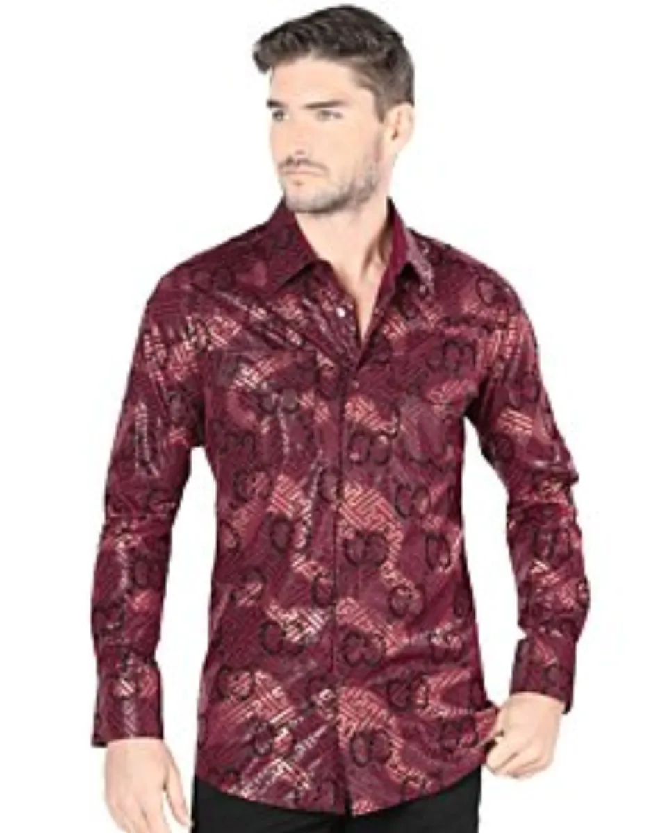 Modelo usando la Camisa con Estampado de Cadenas Color Vino para Hombre - Lamasini 0102, mostrando un ajuste moderno con un intrincado estampado de cadenas sobre un fondo geométrico en un rico color vino.