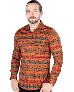 Hombre luciendo camisa en color camel con estampado arte nativo..