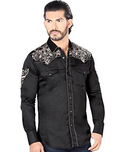 Hombre joven luciendo camisa manga larga bordada color Negro-Khaki.
