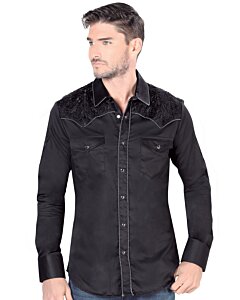 Hombre joven luciendo camisa manga larga bordada color negro.