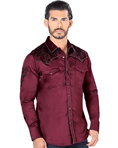 Hombre joven luciendo camisa manga larga bordada color Vino.