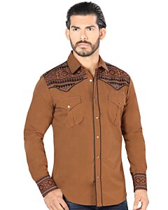 Hombre joven luciendo camisa manga larga bordada color Camel.