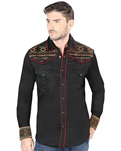 Hombre joven luciendo camisa manga larga bordada color Negro.