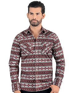 Modelo usando la Camisa de Hombre Color Mocha con Patrón Geométrico - Botón de Broche - Corte Moderno - Lamasini 0106.