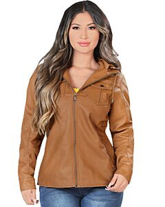 Mujer vistiendo la chamarra Danesi 4040 Camel de piel sintética, vista frontal