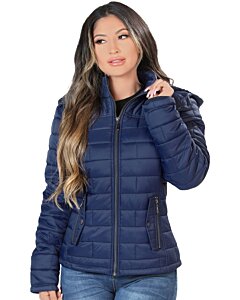 Mujer con la Chamarra Acolchada Danesi 4042 Azul Marino para Mujer, mostrando el diseño frontal con cierre y capucha.