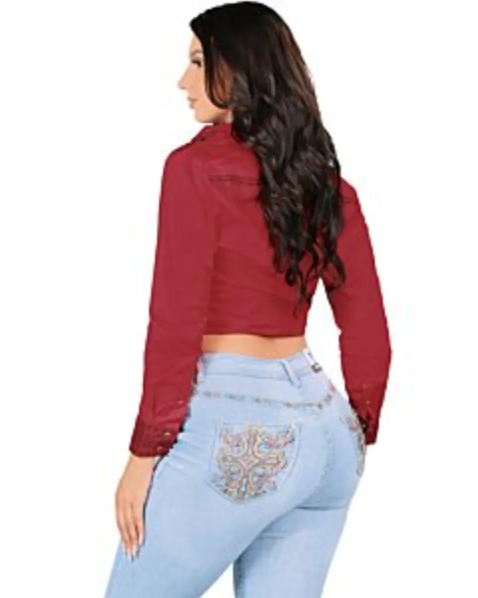 Vista trasera de una mujer usando jeans corte bota en azul claro, resaltando los bolsillos bordados.