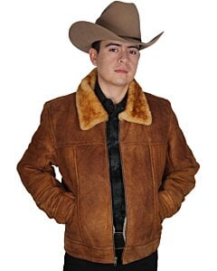 Hombre con chamarra de piel de borrego WD 11-2011, manos en los bolsillos