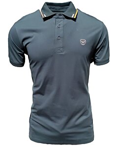 Camisa polo teal para caballero con detalles sutiles de rayas en el cuello, confeccionada en mezcla ligera de algodón y poliéster por Lamasini.