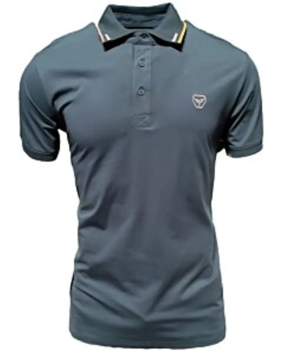 Camisa polo teal para caballero con detalles sutiles de rayas en el cuello, confeccionada en mezcla ligera de algodón y poliéster por Lamasini.