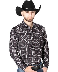Hombre con camisa Western negra, estampado tribal Southwestern en blanco y rojo, y una Texana negra.