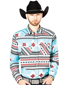 Hombre con camisa vaquera azul, diseño geométrico estilo South Western y una Texana negra.
