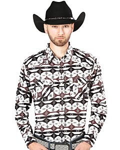 Hombre usando una camisa vaquera blanca y negra de manga larga con estampado geométrico inspirado en el Desierto de Sonora y sombrero Texano negro.