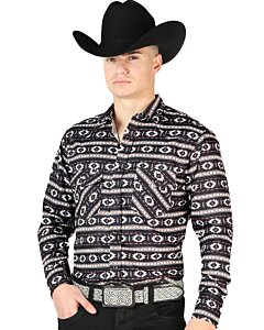 Hombre con camisa vaquera gris de manga larga, diseño geométrico tribal llamativo y una Texana negra.