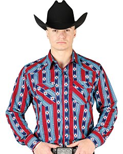 Hombre con camisa vaquera azul y roja, diseño de rayas estilo Southwestern y una Texana negra.