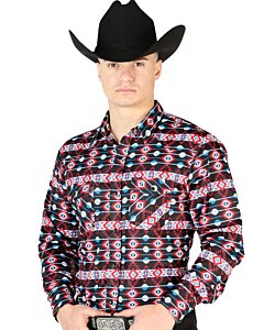 Hombre usando una camisa vaquera roja de manga larga con estampado geométrico inspirado en el desierto y sombrero Texano negro.