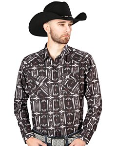 Hombre con camisa Western negra, diseño geométrico estilo Southwestern y una Texana negra.