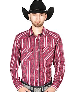 Hombre con camisa Western color vino, diseño de rayas estilo Southwestern y una Texana negra.