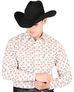 Hombre con camisa Western beige, estampado de longhorns y una Texana negra.