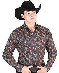 Hombre con camisa Western negra, estampado de botas vaqueras y una Texana negra.